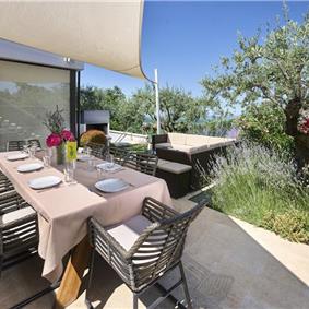 4 Bedroom Luxury Villa Retreat with Heated Infinity Pool near Buje, Sleeps 8-10